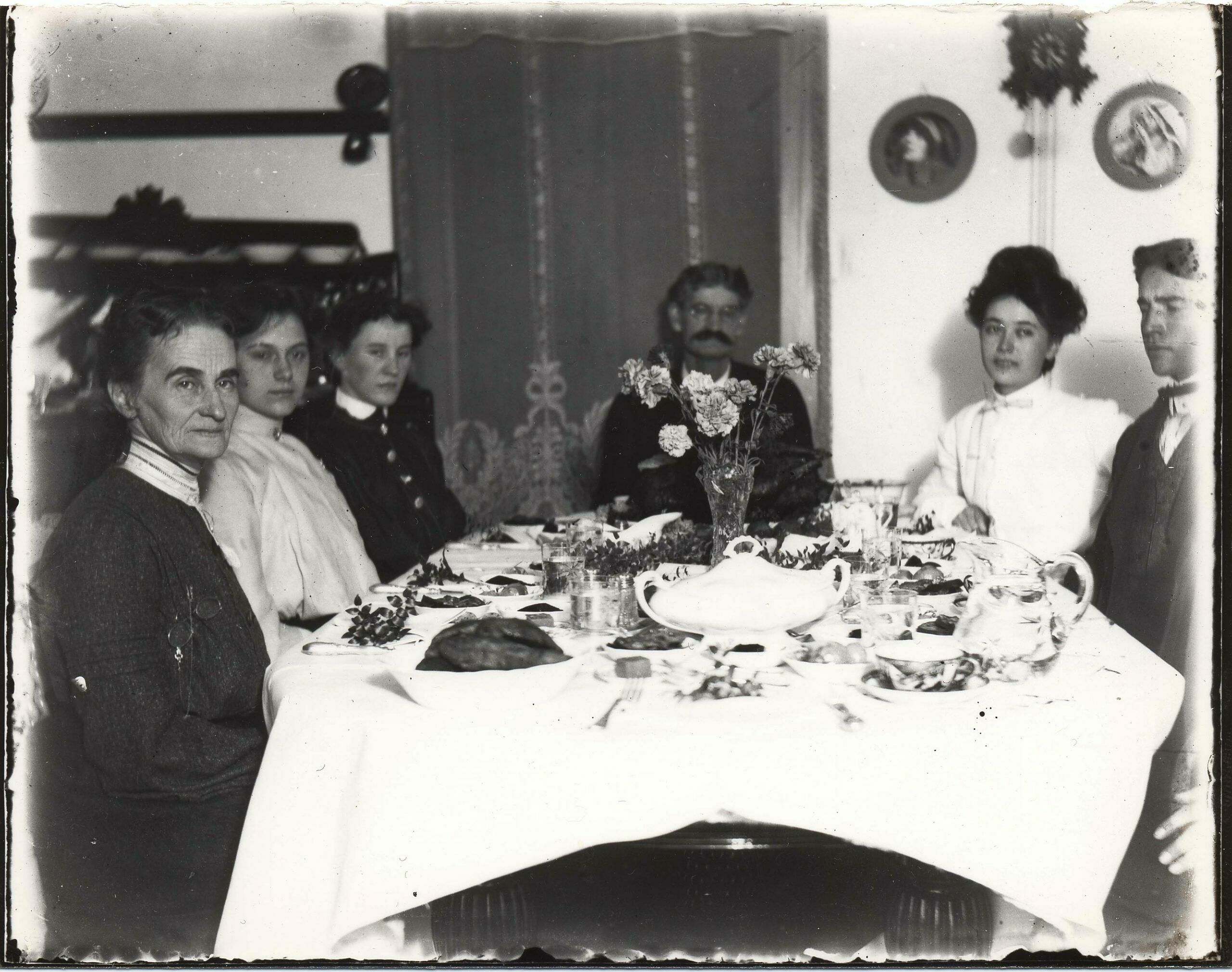 From left; Mary E., Alberta, Winona and Albert E. Hanks, other two on right unknown.